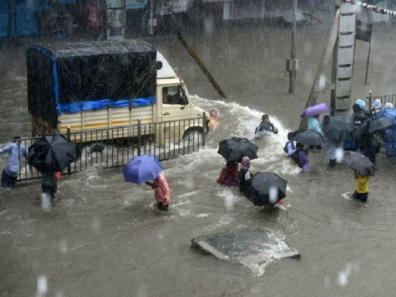 महाराष्ट्र /बाढ़ के चलते महालक्ष्मी एक्सप्रेस में 2000 यात्री फंसे